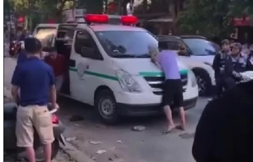 Nguyễn Thế Trung chặn đầu xe cứu thương la hét