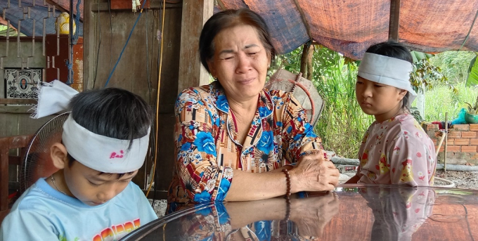 Bà Nguyễn Thị Thỏ và hai bé Thái Ngọc Lan Anh (9 tuổi), Thái Bảo (6 tuổi, con ruột chị L.) TRẦN NGỌC