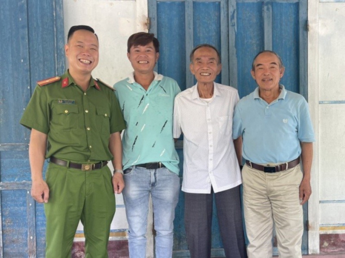 Thiếu tá Trần Anh Tuấn và ông Nguyễn Thành Dũng (nguyên Trưởng công an xã Vinh Mỹ) đến thăm, chúc mừng hai cha con ông Phòng (giữa) T.A.T