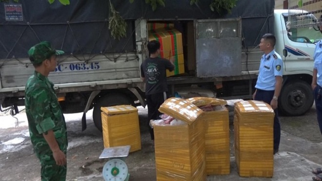 Lực lượng chức năng kiểm tra xe hàng