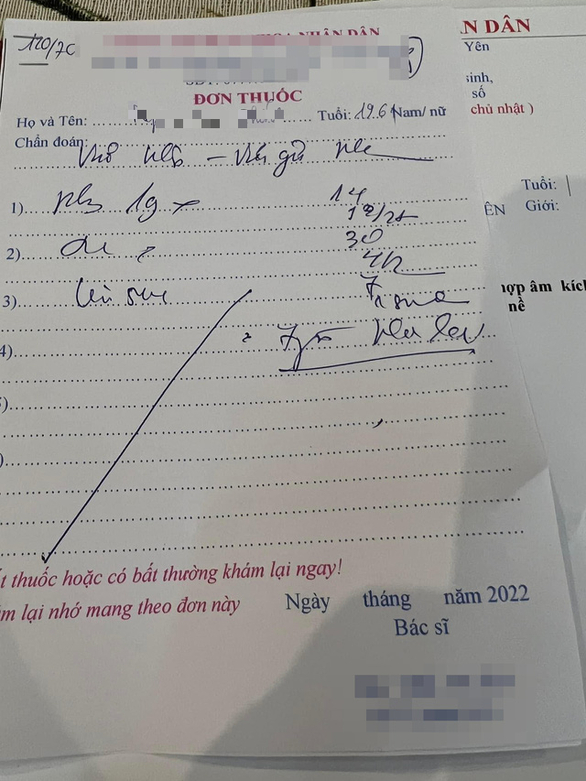 Một toa thuốc được bác sĩ viết tay với nét chữ ngoằn ngoèo, không phải là người trong ngành thì khó có thể đọc được - Ảnh: Bệnh nhân cung cấp