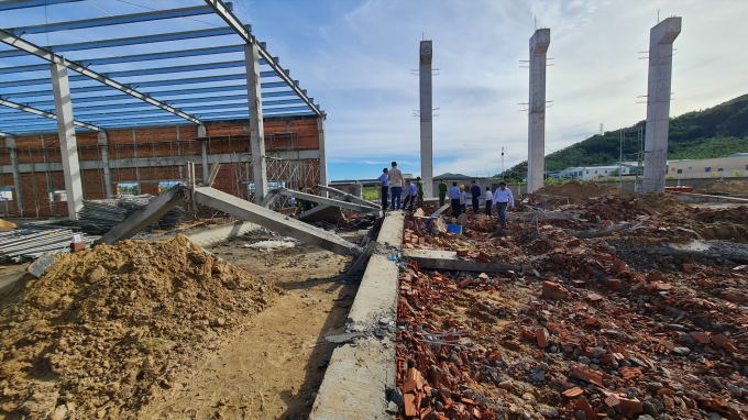 Hiện trường vụ sập tường khiến nhiều người thương vong tại KCN Nhơn Hòa làm 5 người chết, 6 người bị thương.
