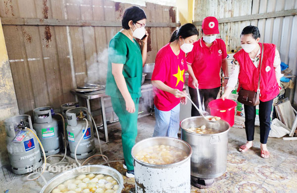 Đúng 10 giờ, 1 ngàn suất cơm thịt kho trứng đã chuẩn bị xong. Lúc này, các thành viên chia đồ ăn ra các nồi nhỏ