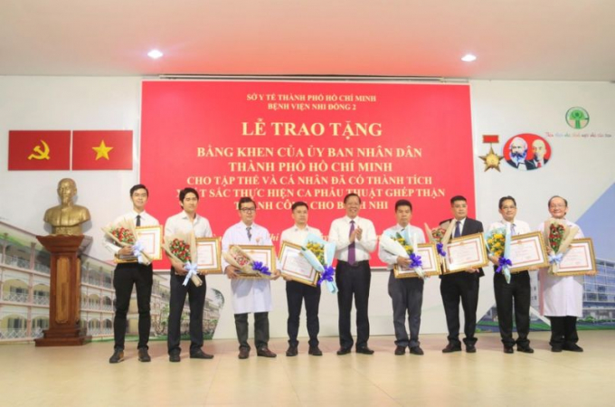 Chủ tịch UBND TP. Hồ Chí Minh Phan Văn Mãi trao tặng Bằng khen tập thể và các cá nhân đã có thành tích xuất sắc thực hiện ca phẫu thuật ghép thận thành công. Ảnh: THẢO PHƯƠNG.