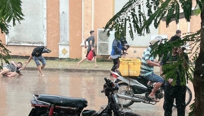 Người Việt Nam tháo chạy khỏi casino ở Thị xã Bavet, tỉnh Svay Rieng (Campuchia).