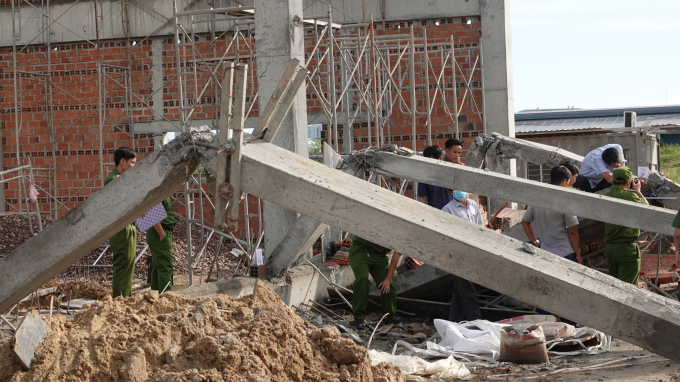 Các trụ bê tông gãy đổ sau vụ sập bờ tường HOÀNG TRỌNG