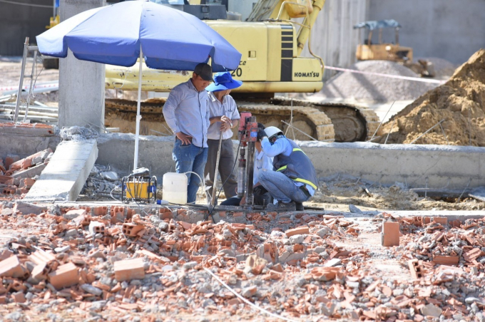 Lực lượng chức năng khoan phần móng của công trình bị sập để lấy mẫu giám định.