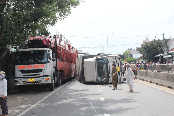 Sau khi xảy ra vụ tai nạn, chiếc xe tải lật nghiêng