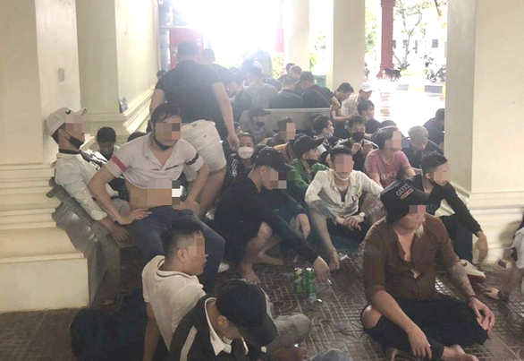 Nhiều người chạy thoát đang được tạm giữ ở cửa khẩu Campuchia ngày 17-9 - Ảnh: TUẤN MINH