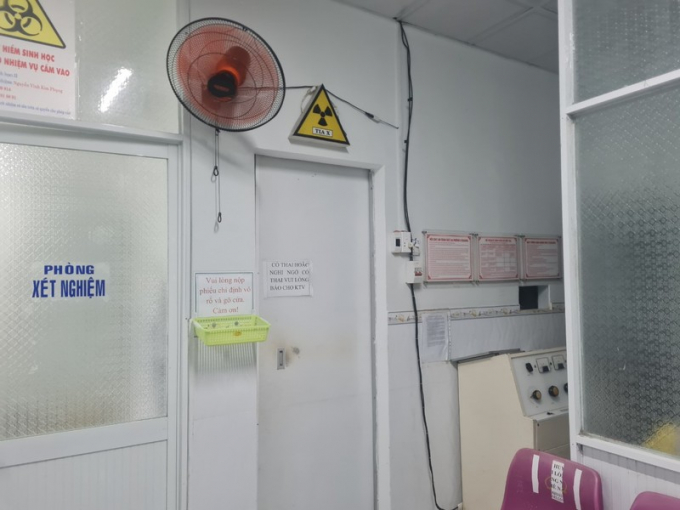 Phòng chụp X-Quang trong tình trạng đóng cửa khi lượng bệnh nhân đang rất đông, mặc dù có ghi nhận có máy chụp nhưng không thấy có sự xuất hiện của kĩ thuật viên phụ trách.