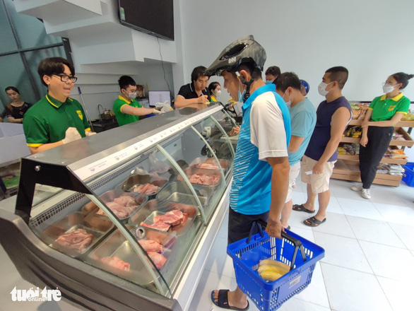 Chiều 18-9, khách xếp hàng chờ mua thịt heo ăn chuối tại cửa hàng Bapi Food đầu tiên ở TP.HCM - Ảnh: N.TRÍ
