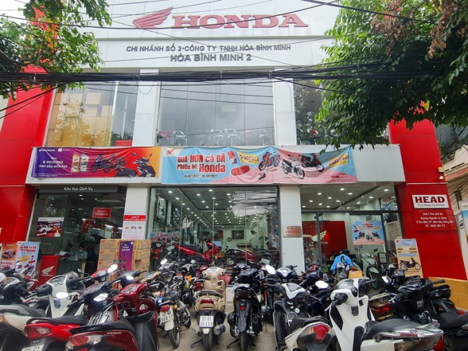 Ngày 20/09/2022, cửa hàng kinh doanh xe máy Hoà Bình Minh 2 vẫn chưa có dấu hiệu của việc di dời. v