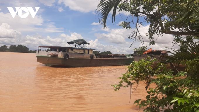 Một sà lan chuyên bơm hút cát không có biển số đang neo đậu tại sông Cửa Đại thuộc ấp Giồng Keo xã Phú Thạnh, huyện Tân Phú Đông chờ đến tối hoạt động