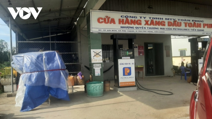 Một đại lý xăng dầu tại xã Phú Thạnh, huyện Tân Phú Đông, Tiền Giang mới đây ngưng bán dầu do hết hàng.