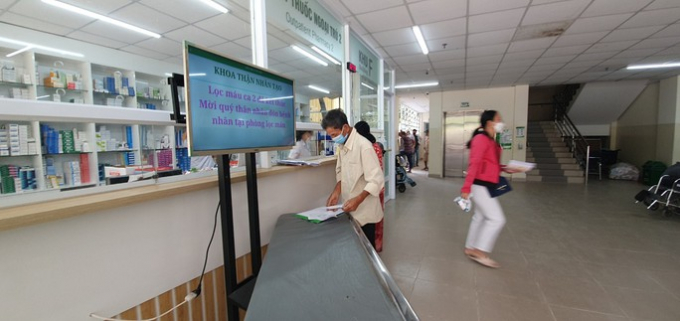 Người dân nhận thuốc BHYT tại một bệnh viện ở TP HCM