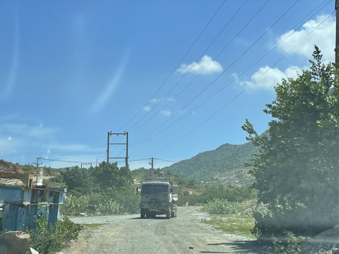 Xe tải không biển kiểm soát hoạt động tại mỏ đá ở xã Cà Ná.