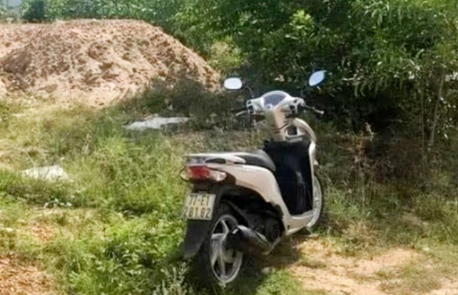 Cô giáo P. chạy xe máy đến bãi đất trống ở phường Nhơn Bình, TP Quy Nhơn (Bình Định) uống thuốc tự tử. Ảnh: Công an cung cấp.