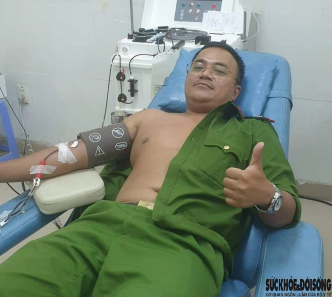 Đại úy Hà Anh Vũ – Công an phường Hải Châu 2 đã vượt mưa bão đến hiến máu cứu người ngay khi nhận được đề nghị từ các bác sĩ Bệnh viện Phụ sản - Nhi Đà Nẵng. Ảnh: NT