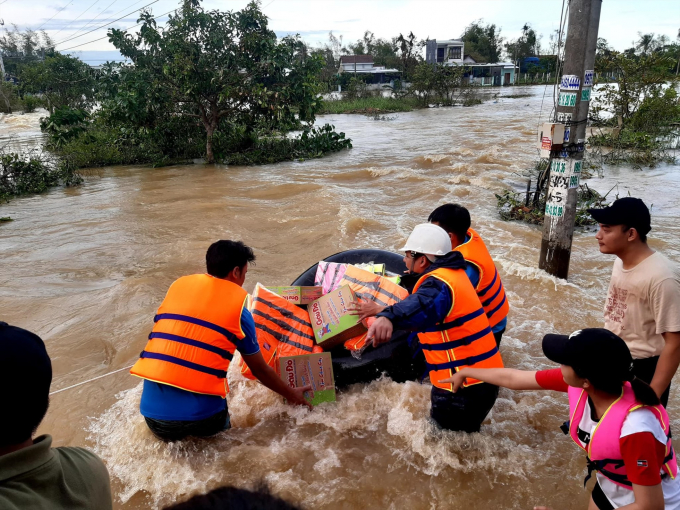 Nước chảy xiết ở nhiều khu vực người dân bị cô lập. Ảnh: Ngọc Thanh