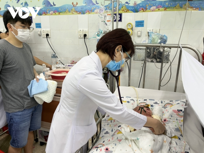 Bác sĩ CKII Trần Quỳnh Hương, Trưởng Khoa Hô hấp 2, Bệnh viện Nhi Đồng 2, thăm khám cho bệnh nhi.
