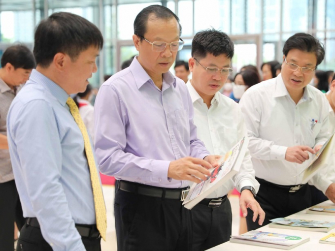 Thứ trưởng Nguyễn Hữu Độ, Thứ trưởng Phạm Ngọc Thưởng cùng các đại biểu tại gian trưng bày sách giáo khoa giáo dục phổ thông.