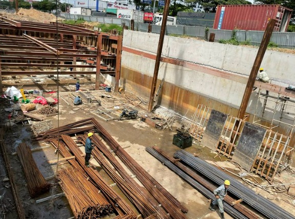 Hầm chui nút giao Nguyễn Văn Linh - Nguyễn Hữu Thọ đang được thi công