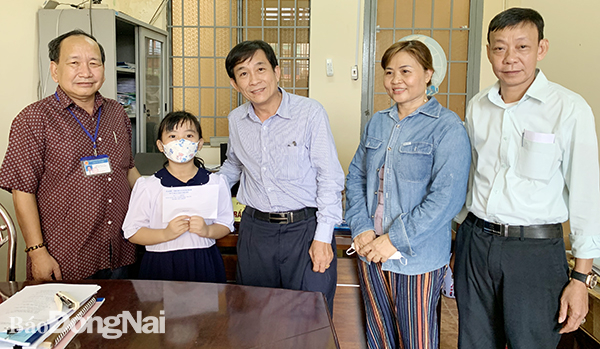Ông Hoàng Văn Long (giữa), Giám đốc Quỹ Bảo trợ trẻ em tỉnh trao hỗ trợ cho trẻ em tại H.Long Thành