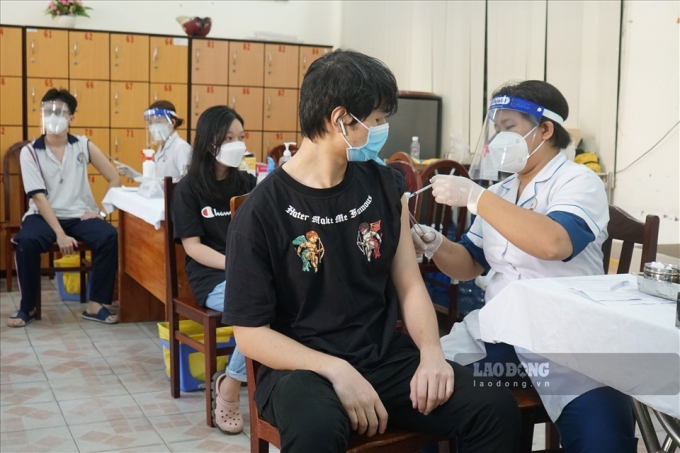 Tiêm vaccine COVID-19 cho trẻ 12 - 17 tuổi ở TPHCM. Ảnh: Thanh Chân