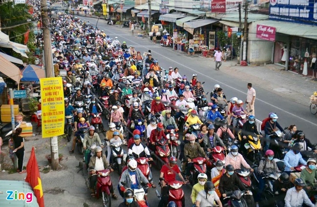 Tình trạng ùn tắc ở đường vào phà Cát Lái vào giờ cao điểm (TP Thủ Đức, TP.HCM). Ảnh: Quỳnh Trang.