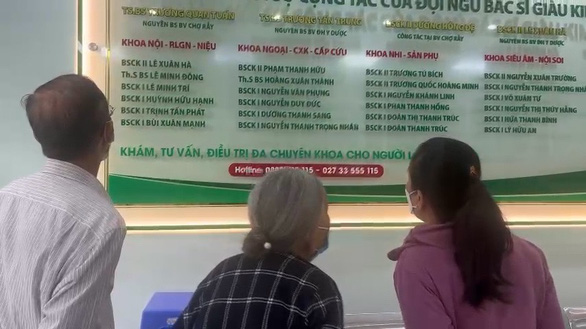 Bảng thông tin tại phòng khám đa khoa Sài Gòn Gò Công, với tên của nhiều bác sĩ đến từ các bệnh viện ở TP.HCM - Ảnh: T. DƯƠNG