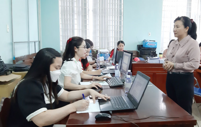 Bà Nguyễn Thị Hiền, Phó Chủ tịch UBND TP.Thuận An túc trực tại Phòng LĐ-TBXH thành phố vận động cán bộ địa phương hoàn thành việc giải ngân kịp tiến độ trong ngày 30-9