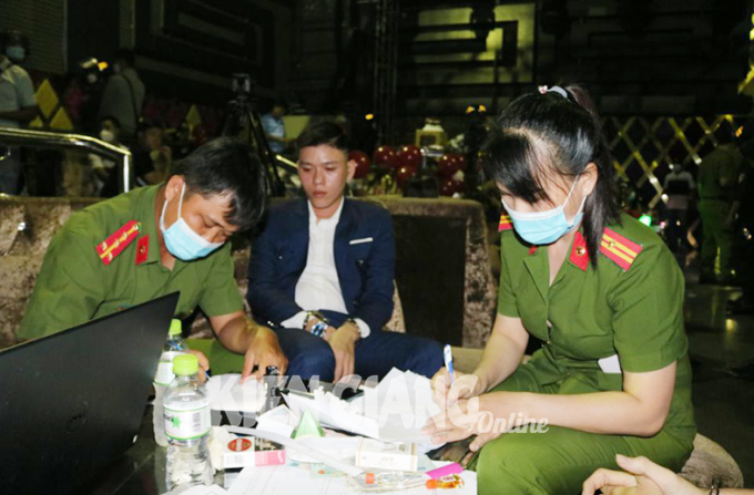 Lực lượng Công an tỉnh Kiên Giang làm việc với các đối tượng tại quán bar Paradise, TP. Rạch Giá (Kiên Giang).
