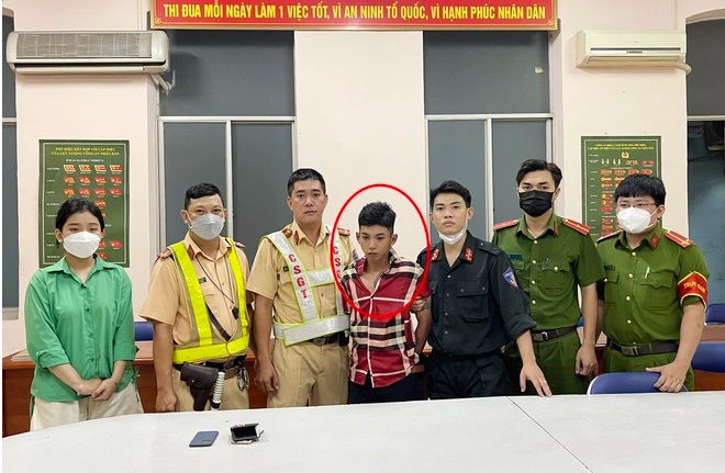 Nam thanh niên cướp điện thoại được CSGT bàn giao cho công an phường 4, quận Tân Bình. Ảnh: A.H.