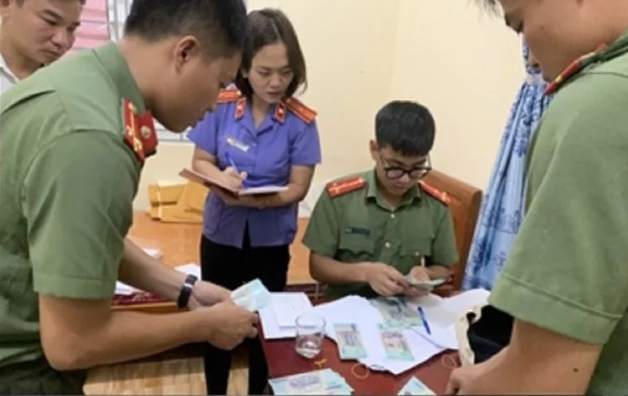 Cơ quan chức năng tỉnh Thanh Hóa thực hiện kiểm đếm, niêm phong số tiền giả do vợ chồng Huyền, Bảo tàng trữ, lưu hành. Ảnh: Công an Thanh Hóa