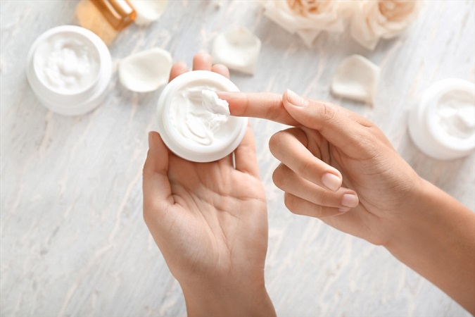Sản phẩm mỹ phẩm Kem dưỡng trắng da Epop lọ 30g bị Cục Quản lý Dược, Bộ Y tế đình chỉ lưu hành và thu hồi trên toàn quốc do không đạt tiêu chuẩn chất lượng về chỉ tiêu pH và độ đồng đều khối lượng theo quy định. (Ảnh minh hoạ)