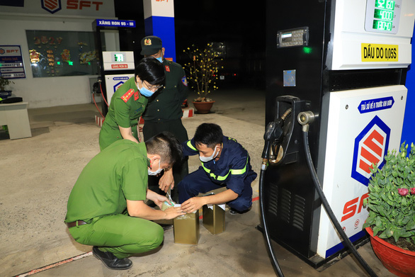 Lực lượng chức năng niêm phong, lấy mẫu tại một cây xăng liên quan vụ án
