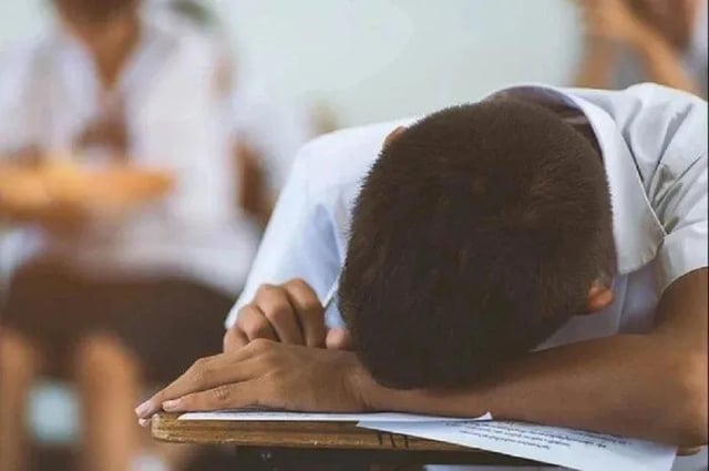 Sự việc nam sinh ngủ quên trong phòng thi tốt nghiệp THPT 2022 môn tiếng Anh từng khiến dư luận xôn xao bàn tán (ảnh minh họa).