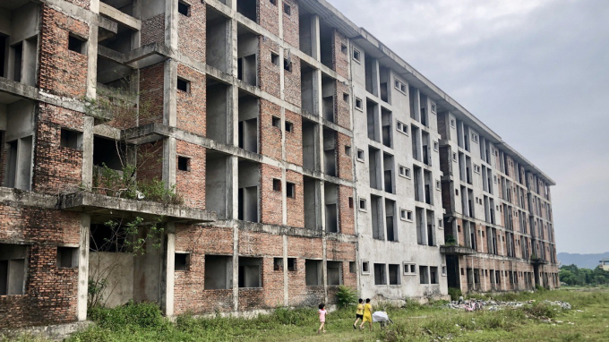 Dự án Ký túc xá sinh viên được UBND tỉnh Ninh Bình chuyển 1 phần sang làm nhà ở xã hội nhưng xây dựng dở dang và bỏ hoang từ nhiều năm nay. Ảnh: N.Trường