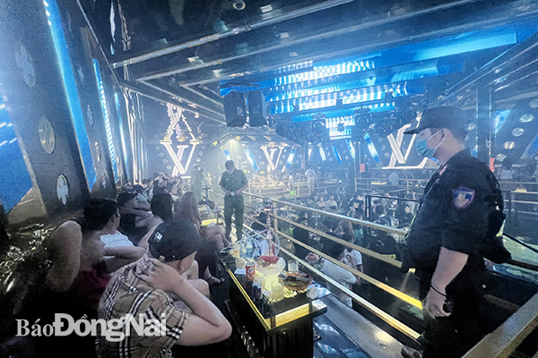 Lực lượng công an kiểm tra quán LV Club ngày 18-9