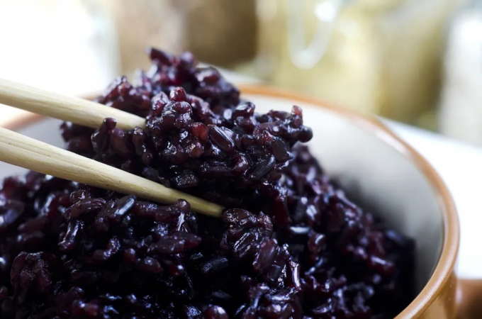 Rất may là có một loại gạo cũng ngon miệng không kém, nhưng lại rất tốt cho người bệnh tiểu đường. Đó là gạo đen. SHUTTERSTOCK