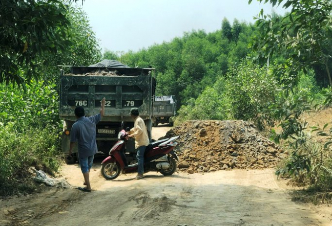 Xe tải chở đất của Công ty TNHH Lý Tuấn đổ đất chặn xe 