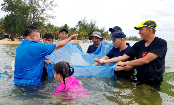 Người dân háo hức dùng lưới kéo ruốc ở sát mé biển Phú Quốc - Ảnh: DUY KHÁNH