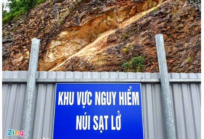 Cơ quan chức năng Bình Định cắm biển cảnh báo nguy hiểm bên dưới chân núi Bà Hỏa sạt lở, đoạn qua đường Nguyễn Tất Thành, TP Quy Nhơn. Ảnh: M.Hoàng.