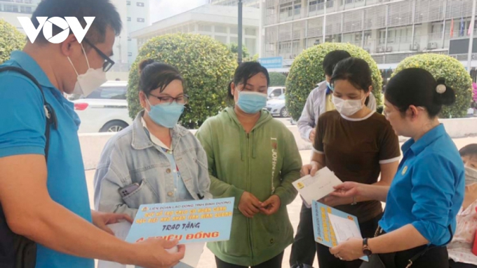 Lãnh đạo LĐLĐ tỉnh Bình Dương trao hỗ trợ cho người nhà các công nhân bị bỏng nặng.