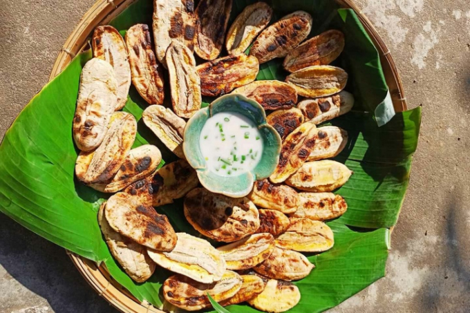 Các miếng chuối với những vệt cháy sém tỏa hương thơm càng làm món ăn thêm hấp dẫn. (Ảnh: Hoàng Mai)