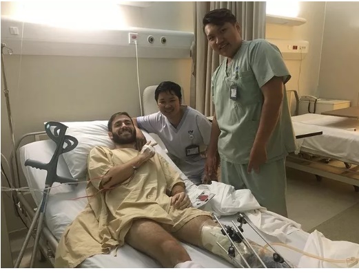Niềm hạnh phúc của Juan khi mở mắt ra thấy chân mình vẫn còn sau tai nạn khủng khiếp. Ảnh: NVCC