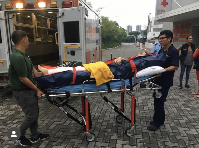 Juan Por El Mundo được xe cấp cứu đưa đến Bệnh viện FV sau tai nạn kinh hoàng. Ảnh: NVCC