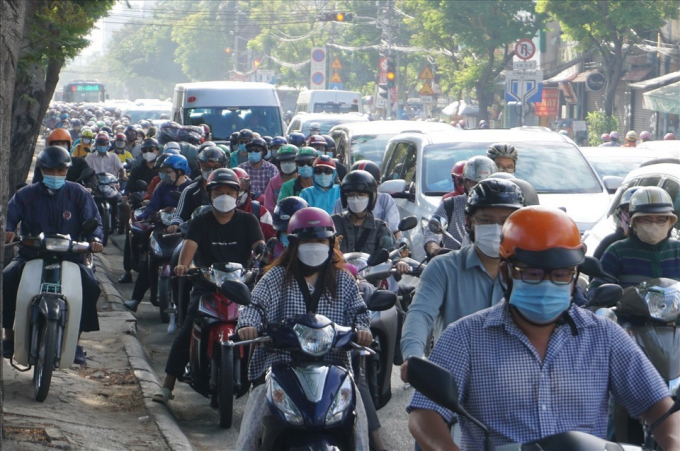 Đường Nguyễn Tất Thành (quận 4) - trục đường chính từ khu Nam vào trung tâm TPHCM nhưng kẹt xe triền miên. Ảnh: M.Q