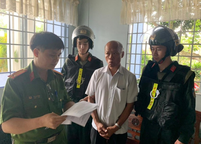 Cơ quan điều tra thi hành Lệnh bắt bị can để tạm giam đối với Đỗ Tấn Điềm. Ảnh: VŨ HỘI