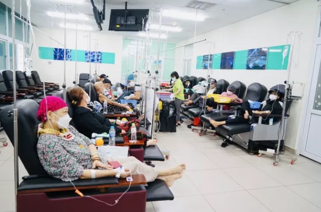 Các bệnh nhân ung thư đang điều trị tại Khoa Hóa trị, Trung tâm Ung bướu Bệnh viện Chợ Rẫy. Ảnh: Kim Vân.